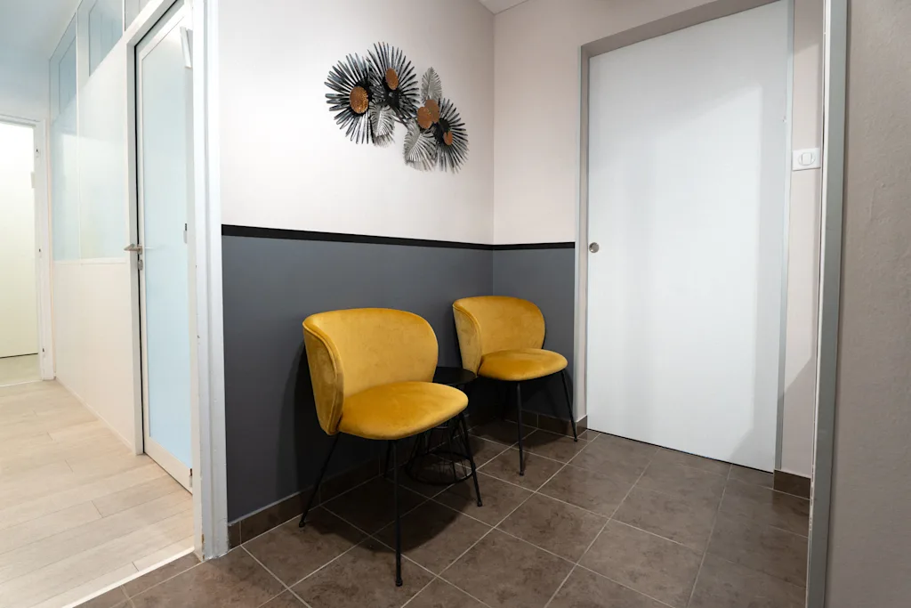 Salle d'attente avec deux fauteuils jaunes